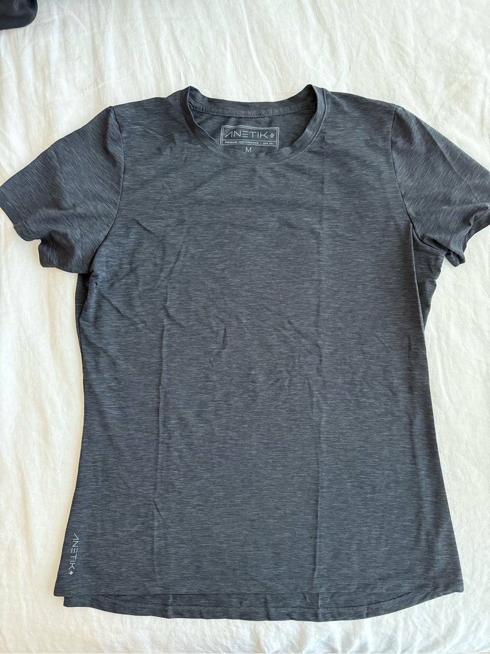 Women’s Anetik Breeze Tech Ultralight Active Tee in Charcoal UPF30 Sz M